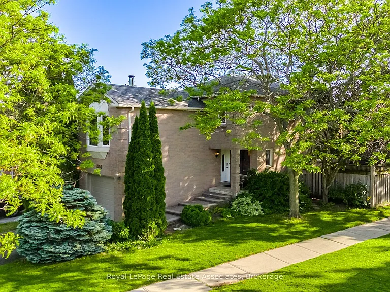 1308 Valerie Cres — Photo 1