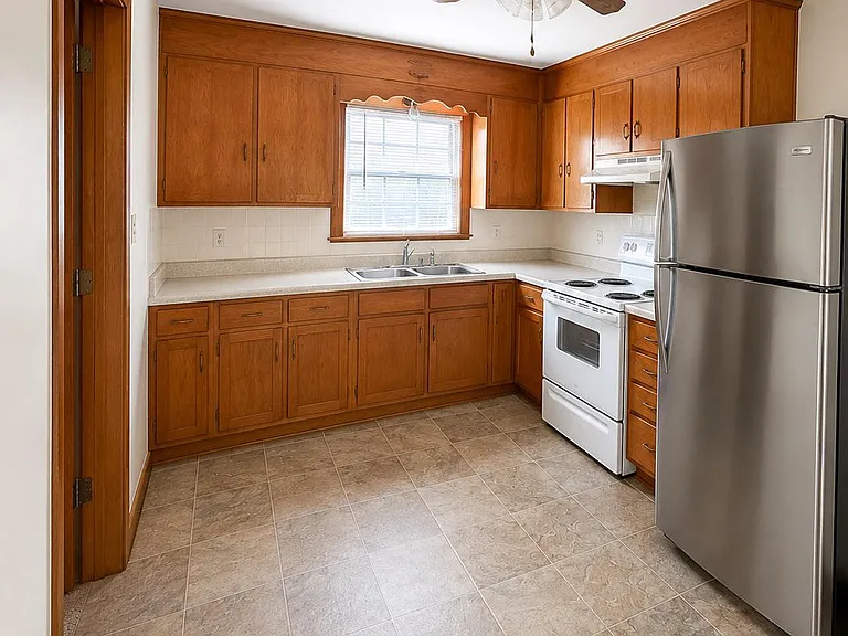 403 Market Ave — Photo 2