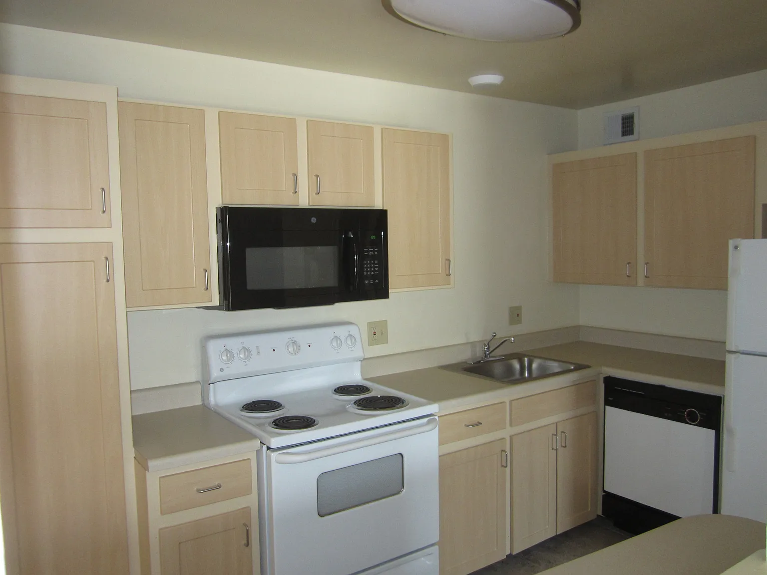 1 bed, 705 sqft, $1,195 — Photo 2