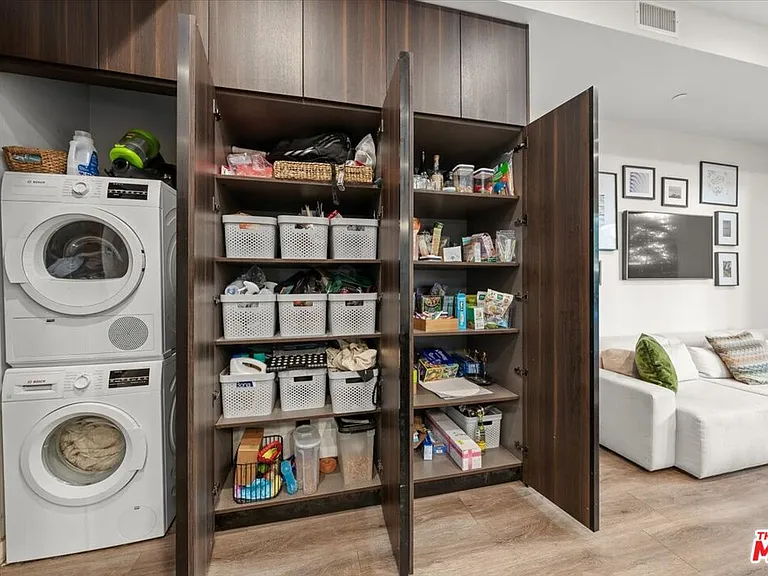 556 N Flores St #2B — Photo 10