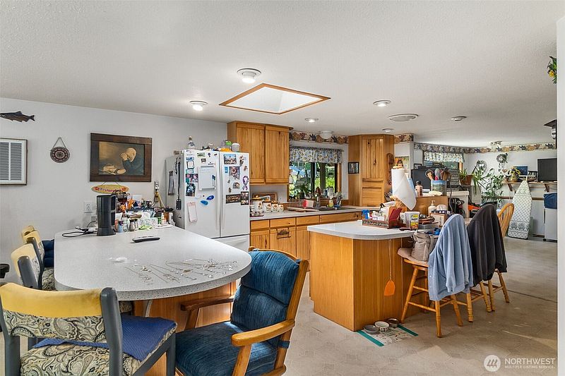 4th image of 165 Maple Crest Drive