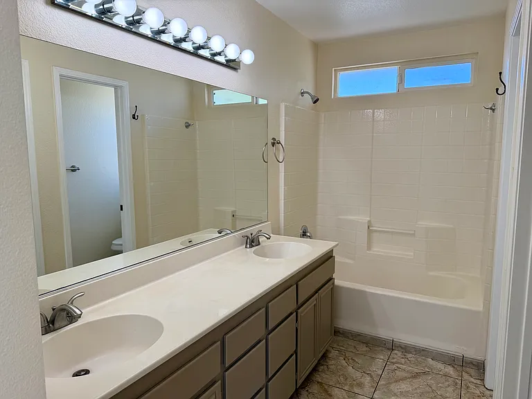 1561 Rebecca Ln — Photo 29