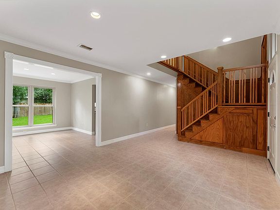 4th image of 27 W Stony Bridge Ct