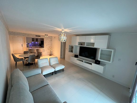 2nd image of 100 Lakeview Dr APT 118