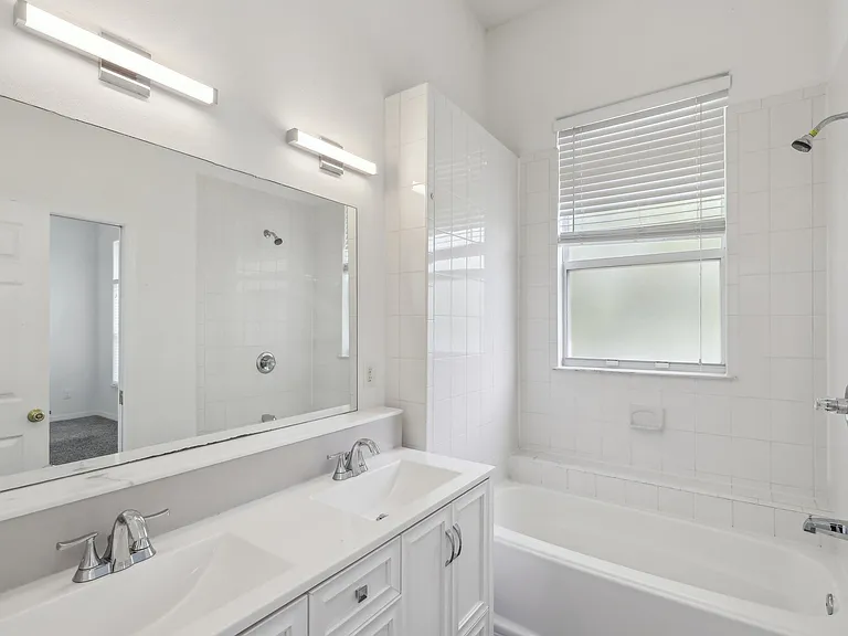 Devon Circle Apartments — Photo 25