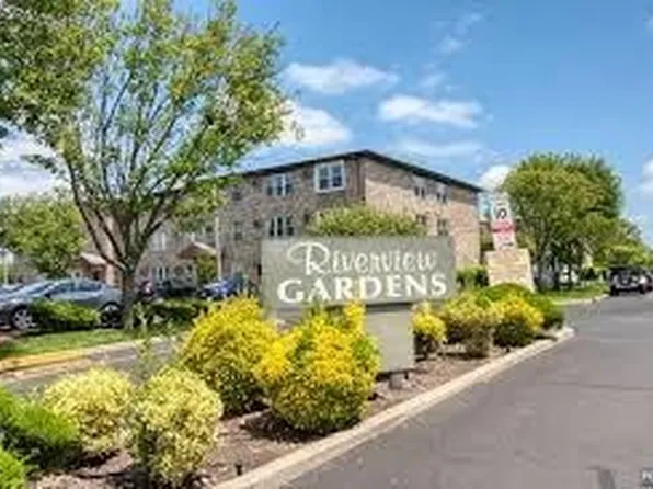 93 Riverview Ct, Secaucus, NJ 07094