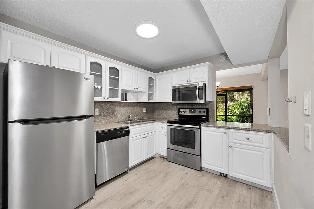 3 bed, 3.0 bath, 1500 sqft, $2,999 — Photo 4