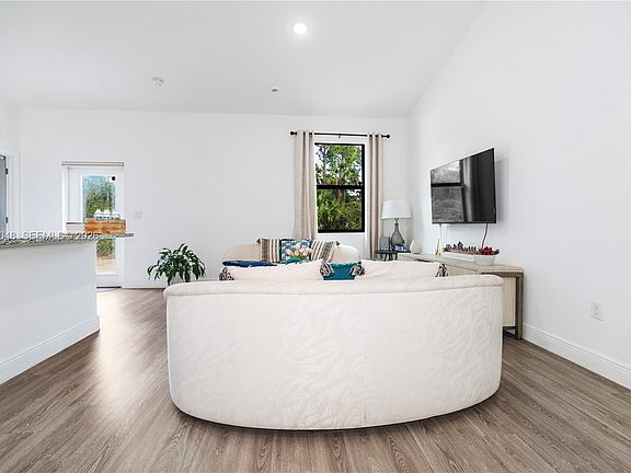 3rd image of 8031 Sandy Cir