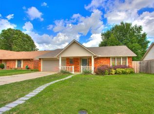 700 S Willowood Dr, Yukon, OK 73099