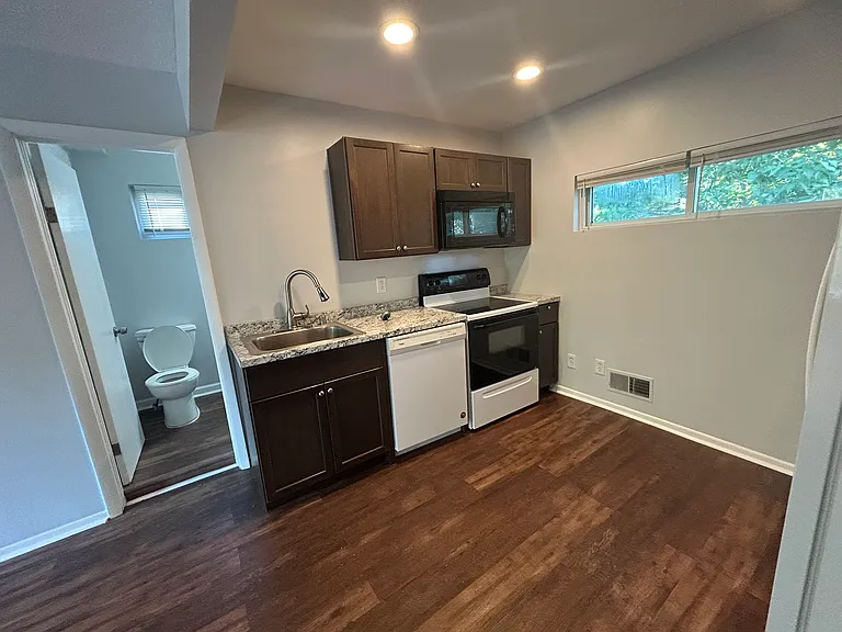 304 S Bayly Ave — Photo 6