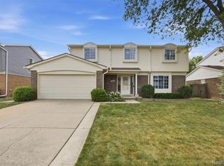 15814 Amore St, Clinton Township, MI 48038