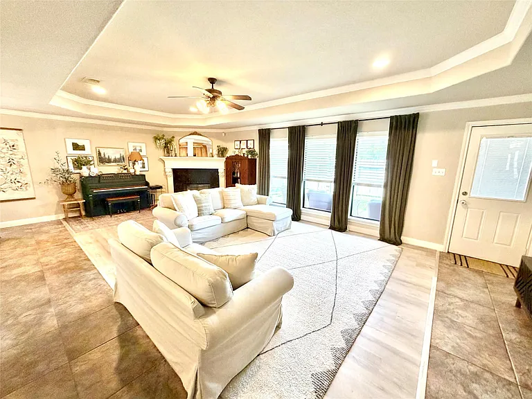 301 Friends Knoll Ln — Photo 3