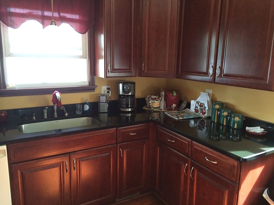 Granite counters and hardwood floors