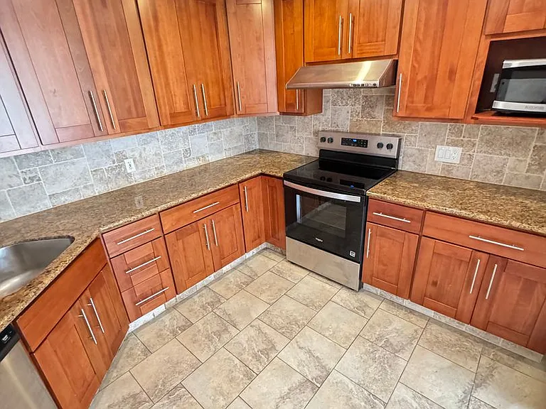 1142 Green Street 1 Sharp Pl — Photo 9