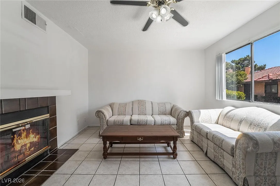2 bed, 1.5 bath, 952 sqft, $1,350 — Photo 3
