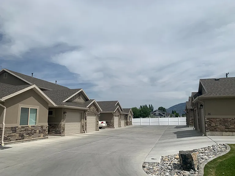 966 W Georgia Dr #10 — Photo 3