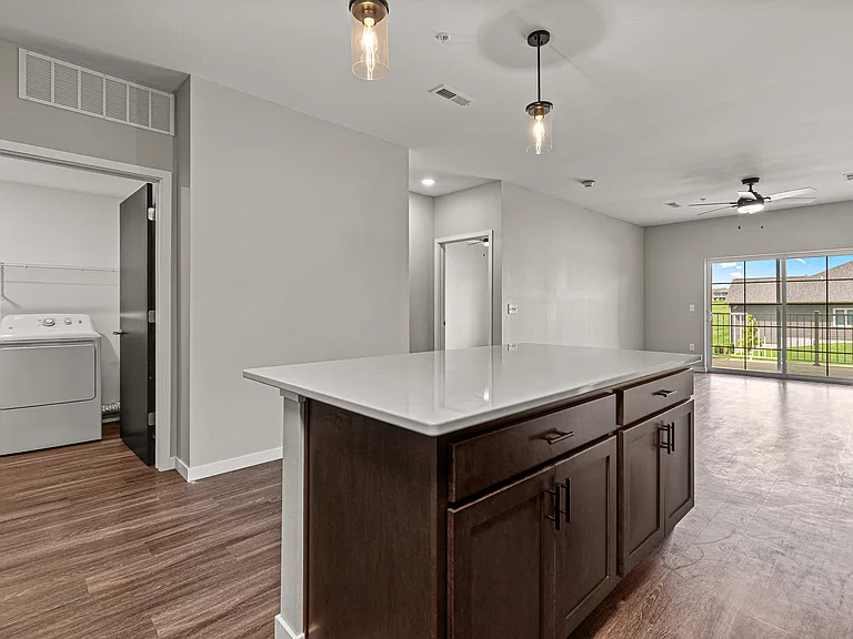 Spring Rose Cir — Photo 13