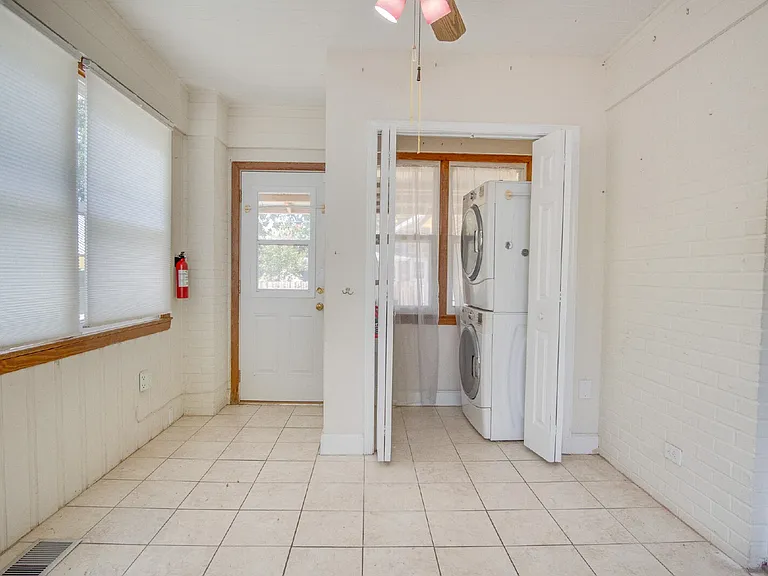 1613 E Jordan St — Photo 24