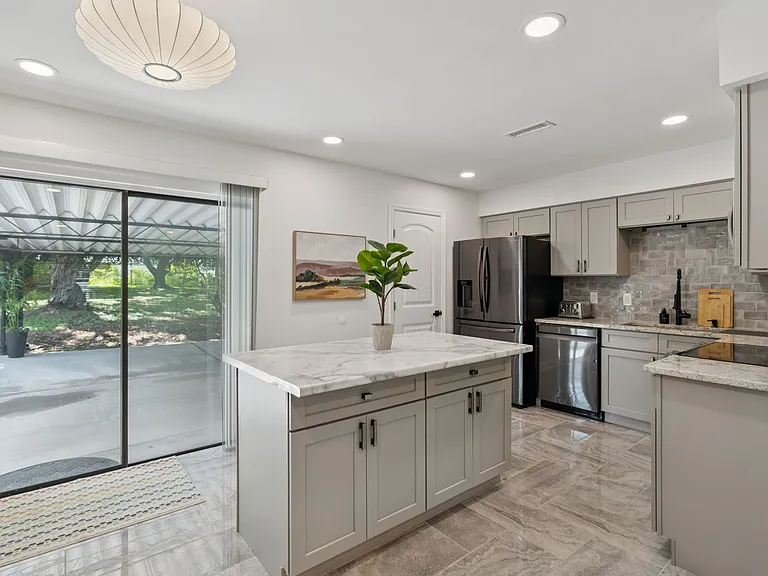 1013 Brink Pl — Photo 7