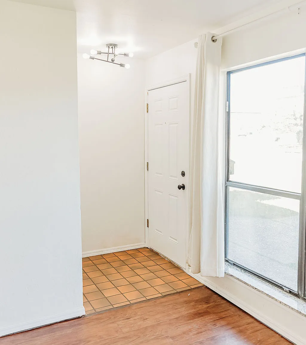 2 bed, 1.5 bath, 1600 sqft, $1,075 — Photo 2