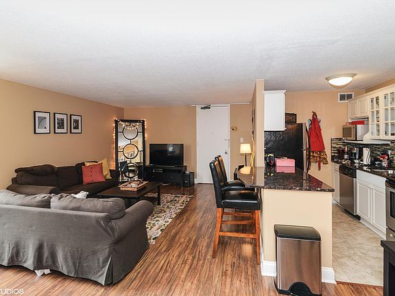 4th image of 1339 N Dearborn St APT 14A