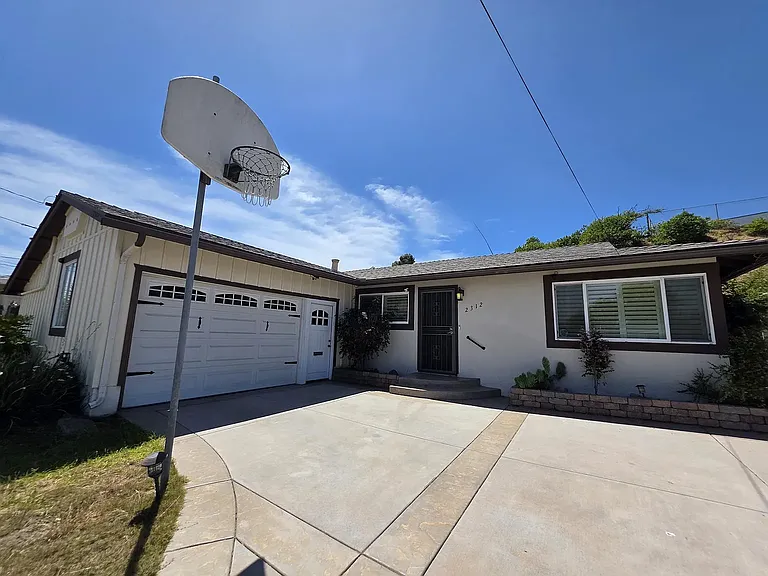 2312 Finch Ln — Photo 1