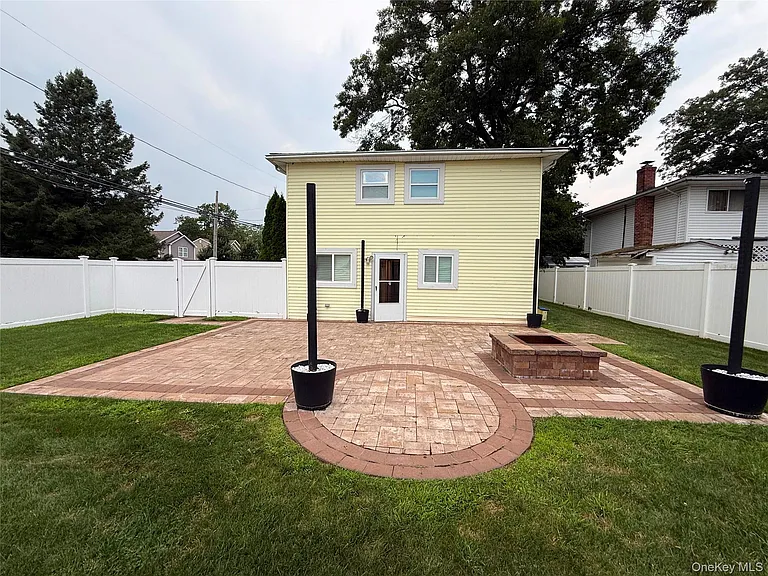 24 California Ave — Photo 16