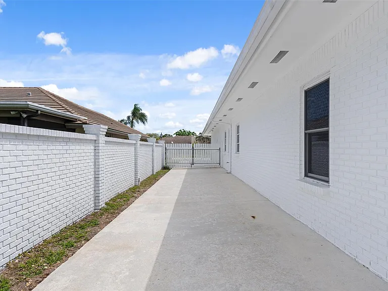 9010 Gardens Glen Cir — Photo 48