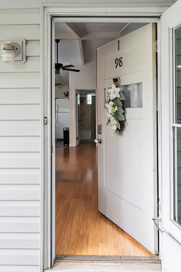 Studio, 300 sqft, $975 — Photo 3