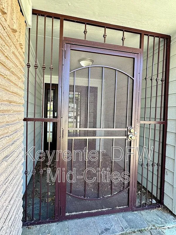 3 bed, 2.0 bath, 2259 sqft, $2,500 — Photo 2