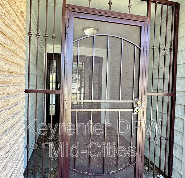 2801 Clearbrook Dr — Photo 2
