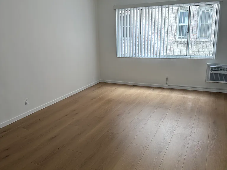525 S Kenmore Ave #9 — Photo 2