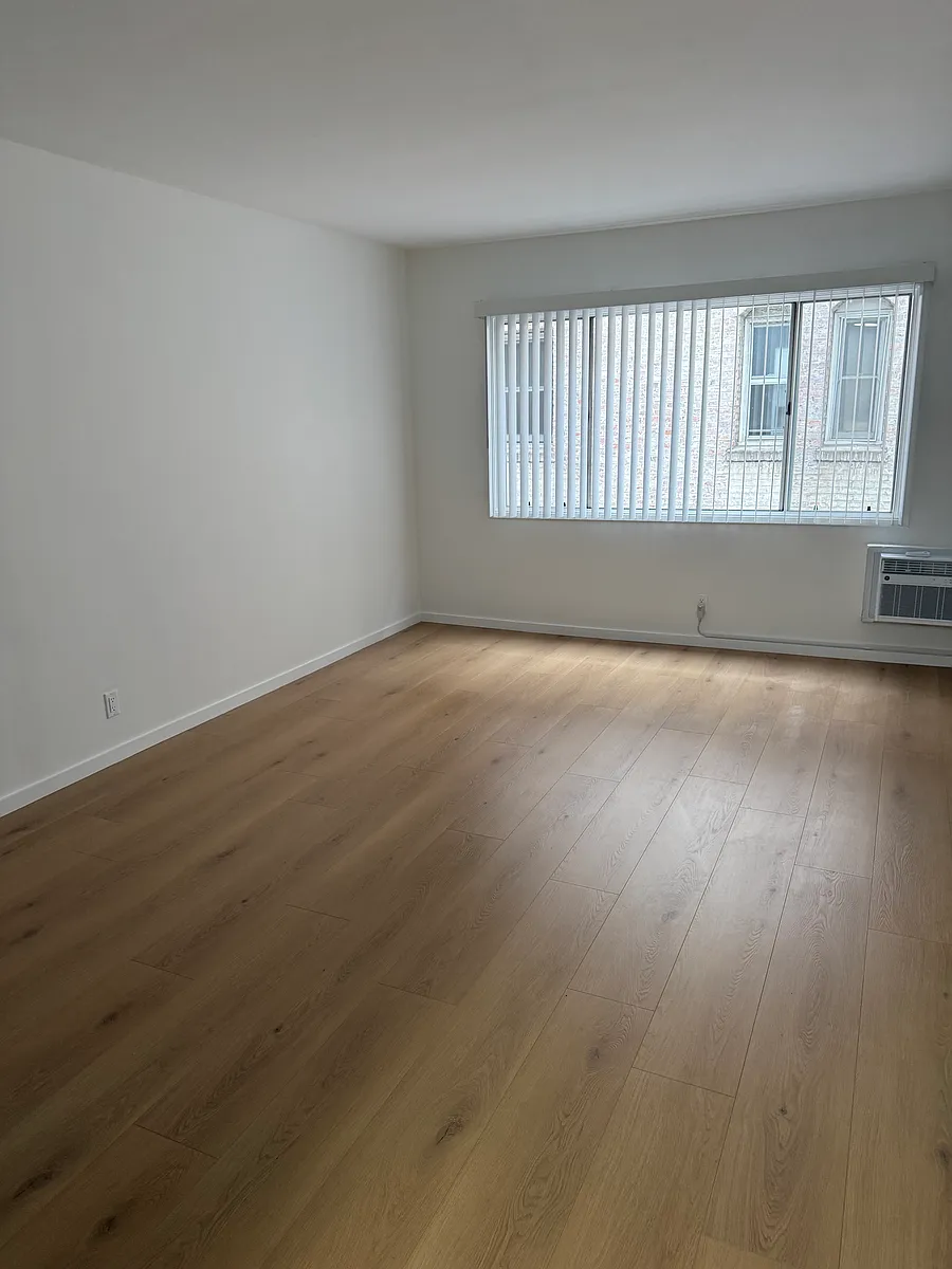 Building Photo - 525 S Kenmore Ave #9