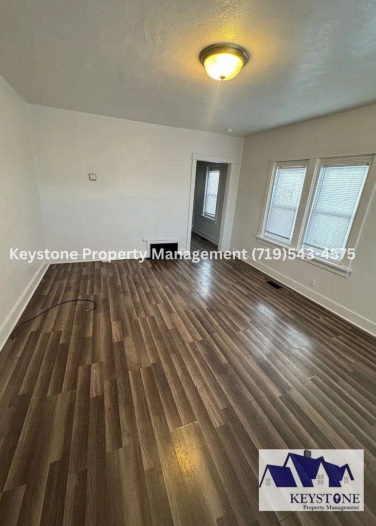 $400 OFF Special! Small Dog Allowed! 1 Bedroom/1 Bathroom/1 Car Garage for Storage $800/$800 — Photo 4