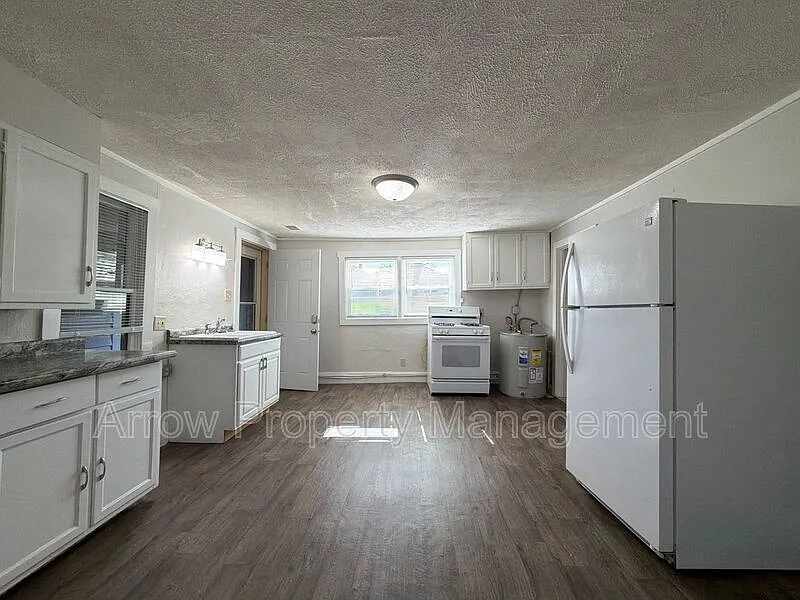 2 bed, 1.0 bath, 752 sqft, $1,300 — Photo 4