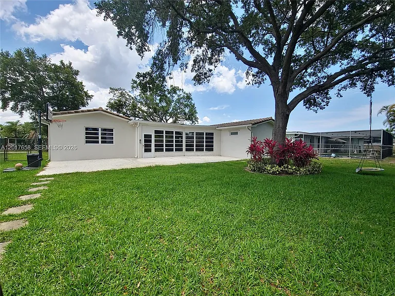4900 Cleveland St — Photo 17