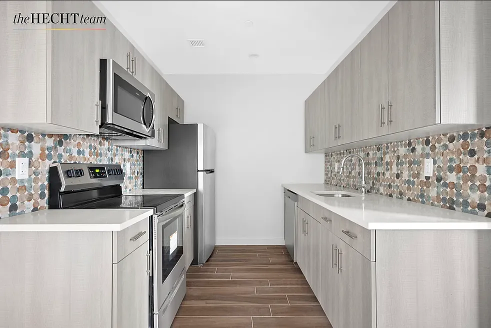906 East New York Avenue — Photo 1