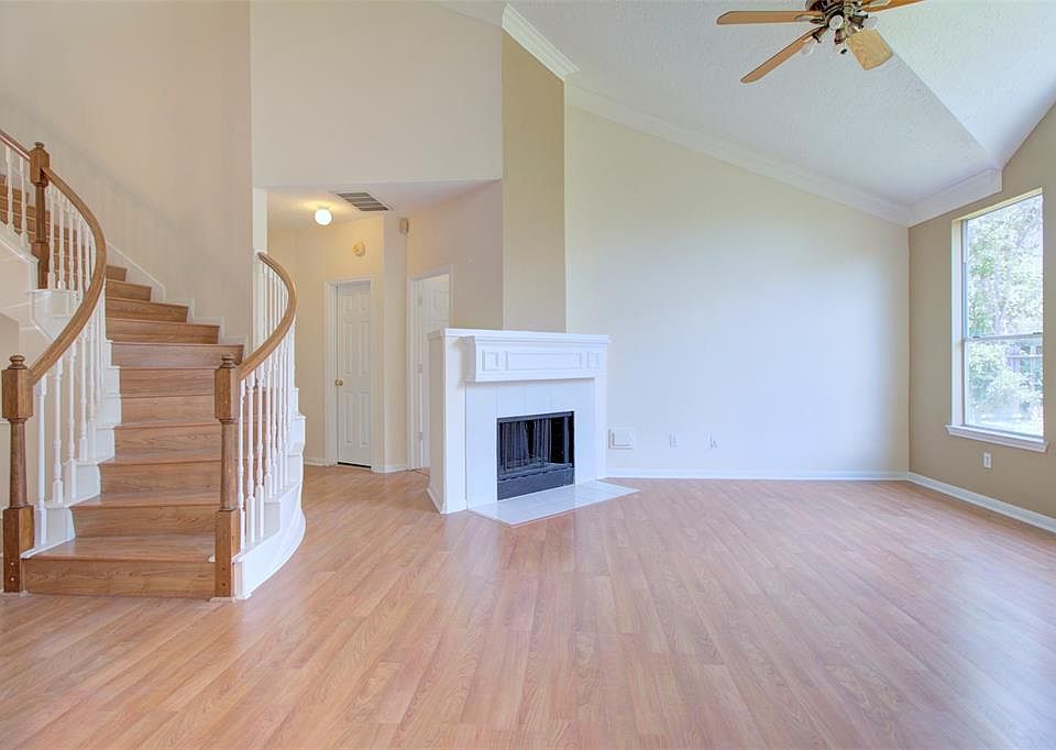 1st image of 12211 Meadow Park Ct