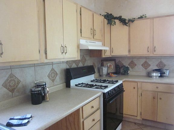 4th image of 208 W Bronson St