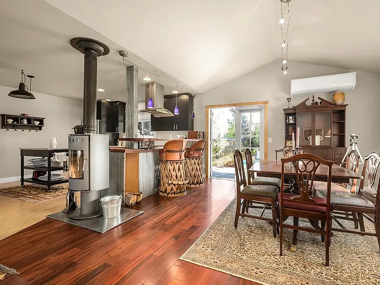 648 Denver St — Photo 3