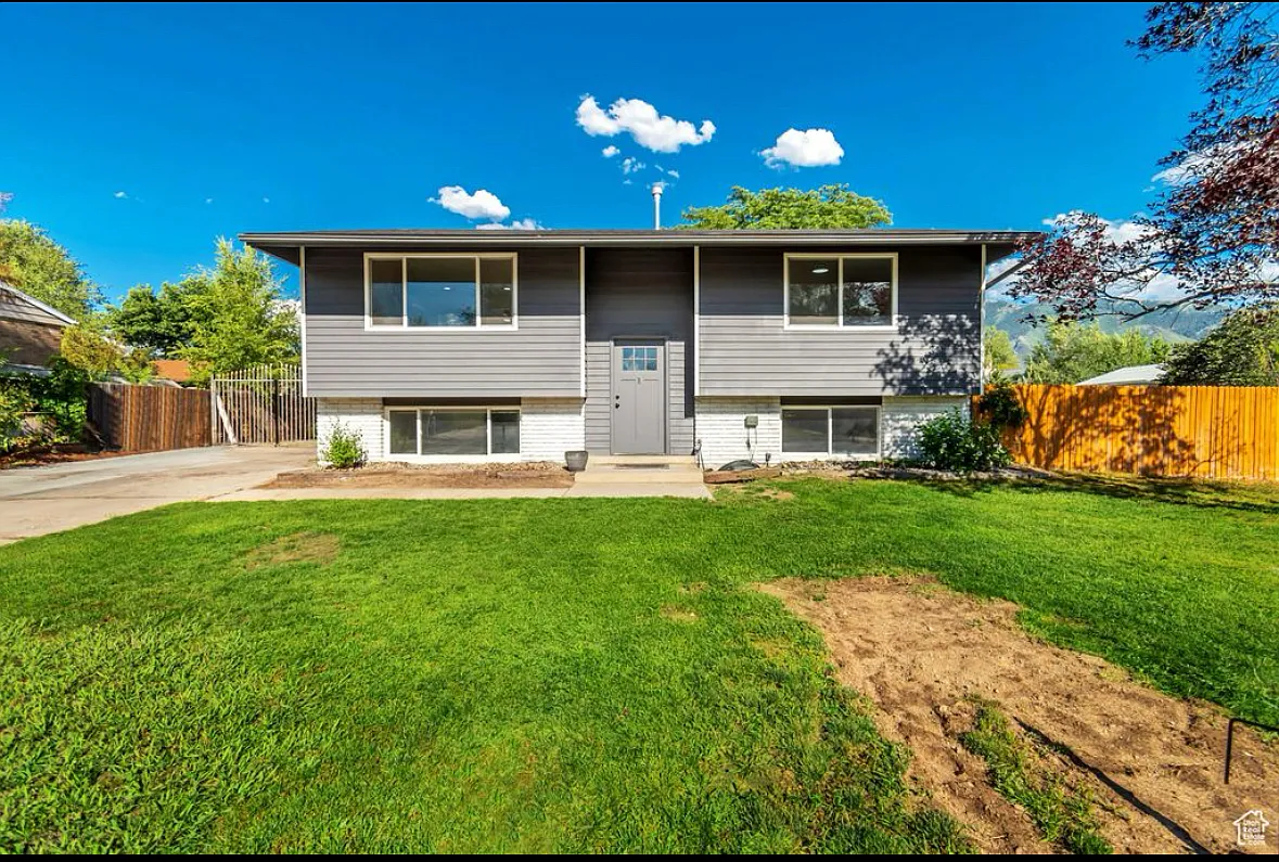2 bed, 930 sqft, $1,780 — Photo 1