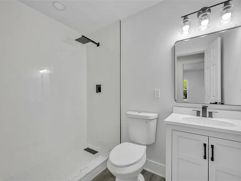 920 Lockhart St — Photo 8