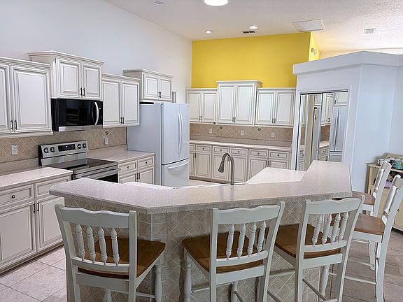 5th image of 8 Fieldstone Ln