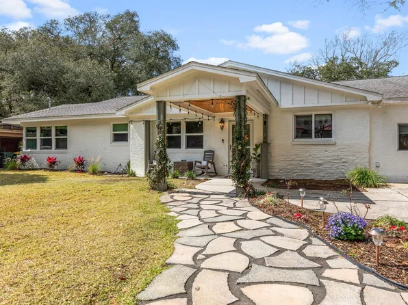 24 Bay Dr NE, Fort Walton Beach, FL 32548