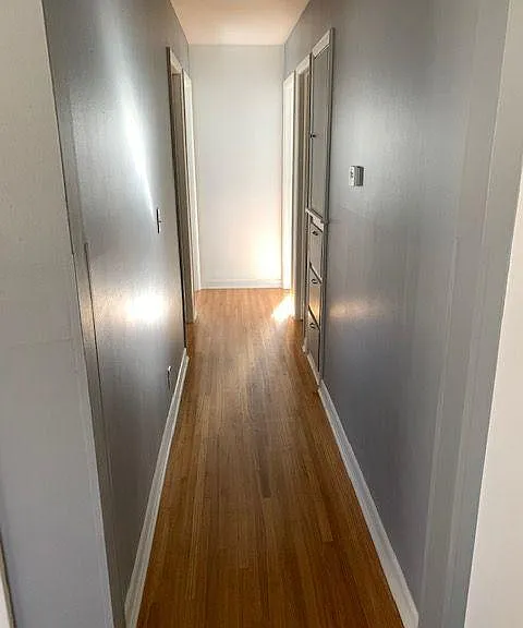 Main hallway to 3 bedrooms & bathroom.