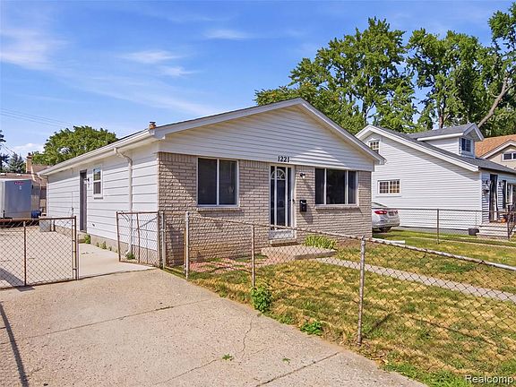 2nd image of 1221 E Granet Ave