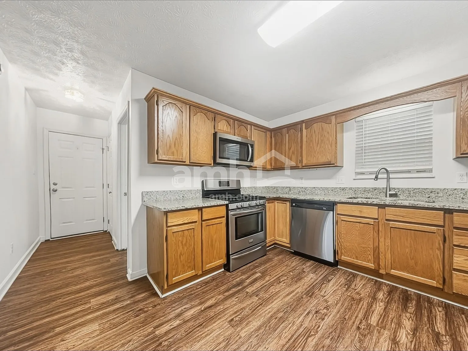 3 bed, 2.5 bath, 2084 sqft, $2,380 — Photo 4