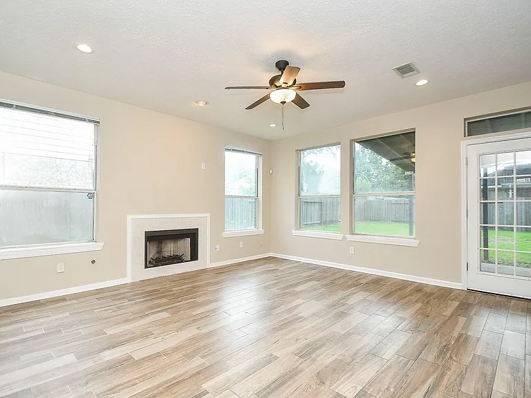 215 Windrift Ct — Photo 5