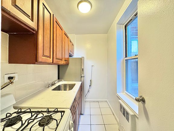 5th image of 142-19 Barclay Ave #5R