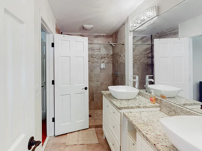 W Lakeshore Dr — Photo 2
